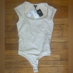 Body Contour Faux Leather
Scoop Neck Cap Sleeve Bodysuit